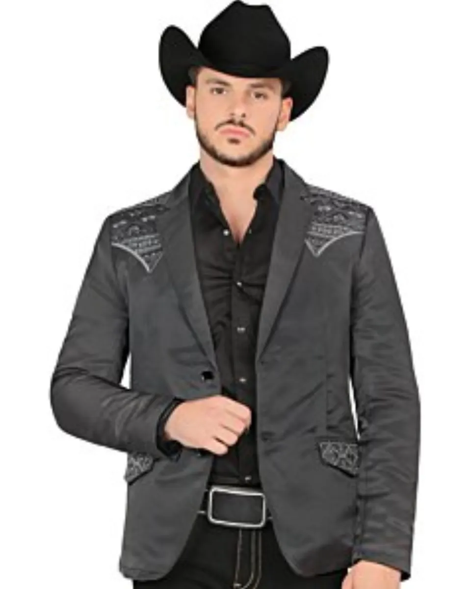 Blazer Montero 2181 Charcoal con bordados intrincados en los hombros y bolsillos, modelado por un hombre con sombrero y camisa negra.