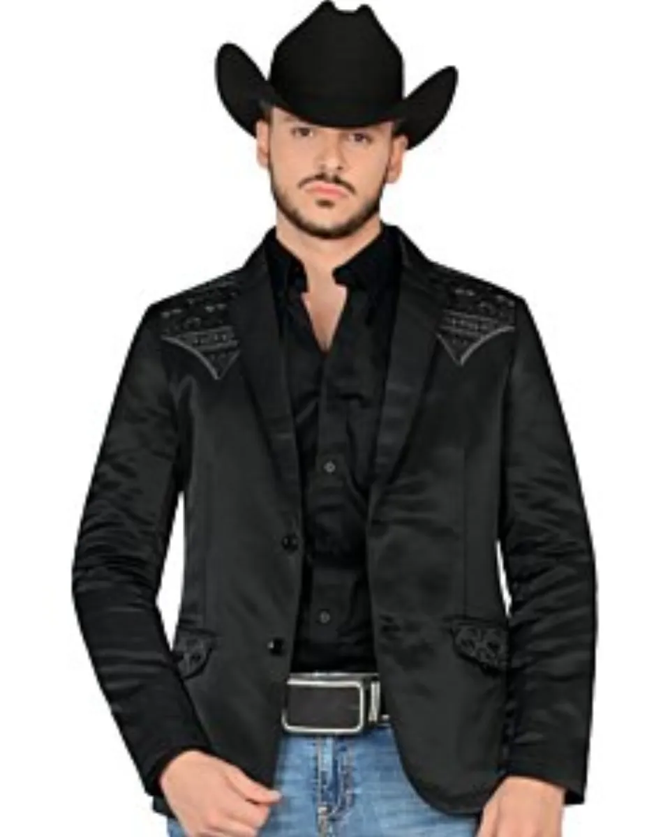 Hombre usando el saco Montero 2181 Negro-Charcoal con detalles bordados en los hombros, combinado con camisa negra y jeans para un look vaquero moderno.