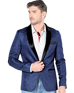 Hombre joven con barva rala luciendo saco color navy y camisa color blanco.