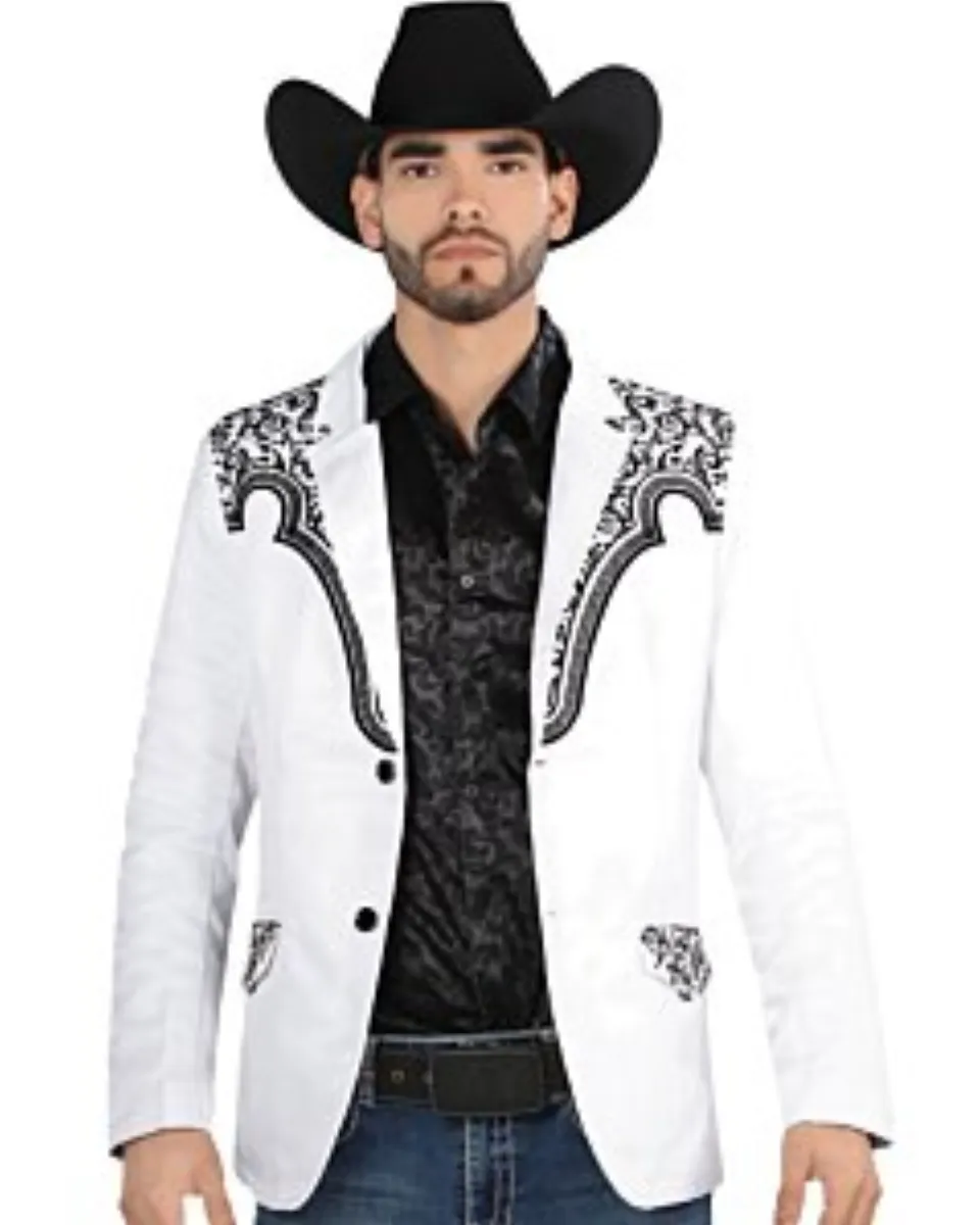 Imagen de un hombre con saco blanco bordado y camisa negra.