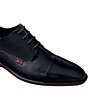 Vista detallada del zapato de vestir de piel negra, con costuras finas, diseño cap toe y acabado elegante – Andrea 366-9082.