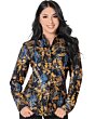 Mujer Latina de frente luciendo blus vaquera estampada color negro.