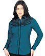 Mujer de pelo negro luciendo blusa vaquera color teal con bordado negro en el frente, botonadura de broche.