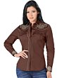 Mujer de pelo negro luciendo blusa vaquera color Café con bordado y vivos beige, botonadura de broche.