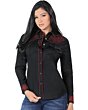 Mujer de pelo negro luciendo blusa vaquera color Negro con bordado y vivos rojos, botonadura de broche.