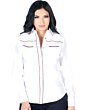 Mujer de pelo negro luciendo blusa vaquera color blanco con vivos soga multicolor y botonadura de broche.