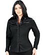 Mujer de pelo negro luciendo blusa vaquera color negro con vivos soga multicolor y botonadura de broche.