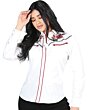 Mujer de pelo negro luciendo blusa vaquera color blanco con vivos rojos y bordado de rosas rojas cerca de los hombros.