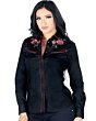 Mujer de pelo negro luciendo blusa vaquera color negro con vivos rojos y bordado de rosas rojas cerca de los hombros.