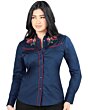 Mujer de pelo negro luciendo blusa vaquera color azul con vivos rojos y bordado de rosas rojas cerca de los hombros.