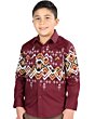 Niño usando una camisa Western en color vino con patrones geométricos llamativos y cierre de botones de presión, opción para combinar con la versión para hombre.