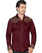 Hombre joven luciendo camisa color vino con mordados en hombros y puños.