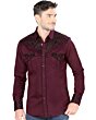 Hombre joven luciendo camisa manga larga color Vino con bordado negro.