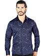 Hombre joven luciendo camisa de moda manga larga navy.