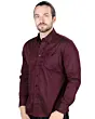Hombre joven luciendo camisa manga larga color Vino.