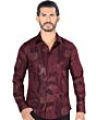Hombre luciendo camisa de moda en color vino