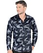 Modelo usando la Camisa con Estampado de Remolinos Florales Azul Marino para Hombre - Lamasini 4451, mostrando un ajuste moderno con un intrincado estampado de remolinos florales en azul marino y plateado.