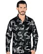 Modelo usando la Camisa con Estampado de Remolinos Florales Negra para Hombre - Lamasini 4451, mostrando un ajuste moderno con un intrincado estampado de remolinos florales en negro y plateado.