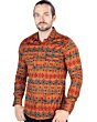 Hombre luciendo camisa en color camel con estampado arte nativo..