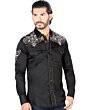 Hombre joven luciendo camisa manga larga bordada color Negro-Khaki.