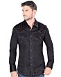 Hombre joven luciendo camisa manga larga bordada color negro.