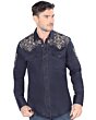 Hombre joven luciendo camisa manga larga bordada color Navy.