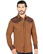 Hombre joven luciendo camisa manga larga bordada color Camel.