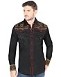 Hombre joven luciendo camisa manga larga bordada color Negro.