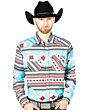 Hombre con camisa vaquera azul, diseño geométrico estilo South Western y una Texana negra.