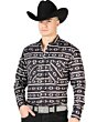 Hombre con camisa vaquera gris de manga larga, diseño geométrico tribal llamativo y una Texana negra.