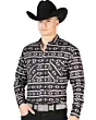 Hombre con camisa vaquera gris de manga larga, diseño geométrico tribal llamativo y una Texana negra.