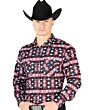 Hombre usando una camisa vaquera roja de manga larga con estampado geométrico inspirado en el desierto y sombrero Texano negro.