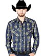 Hombre con camisa vaquera azul marino, diseño geométrico Ikat llamativo y una Texana negra.