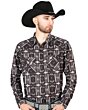 Hombre con camisa Western negra, diseño geométrico estilo Southwestern y una Texana negra.
