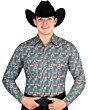 Hombre con camisa Western verde oscuro, estampado Southwestern y motivos de longhorn, combinada con una Texana negra.
