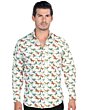 Hombre con camisa Western blanca, estampado de caballos multicolor.