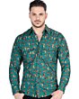 Hombre con camisa Western verde oscuro, estampado de botas vaqueras.