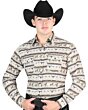 Hombre con camisa Western café, estampado de escenas de rancho y una Texana negra.