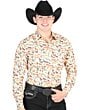 Hombre con camisa Western khaki, estampado de caballos y una Texana negra.