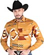 Hombre usando una camisa vaquera en color taupe con patrones geométricos llamativos y cierre de botones de presión, ideal para un estilo cowboy moderno.