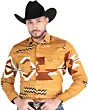 Hombre usando una camisa vaquera en color taupe con patrones geométricos llamativos y cierre de botones de presión, ideal para un estilo cowboy moderno.