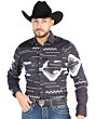 Hombre usando una camisa vaquera negra con patrones geométricos en gris y blanco, cierre de botones de presión, ideal para un estilo cowboy moderno.