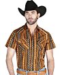 Hombre usando una camisa vaquera de manga corta en color mostaza con diseño estilo azteca y cierre de botones de presión.