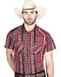 Hombre usando una camisa vaquera de manga corta en color vino con diseño estilo azteca y cierre de botones de presión.