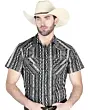 Hombre usando una camisa vaquera gris de manga corta con patrones geométricos estilo azteca y cierre de botones de presión, ideal para un look cowboy moderno.