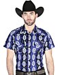 Hombre usando una camisa vaquera de manga corta en azul marino con patrones geométricos llamativos y cierre de botones de presión.