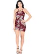 Vista completa de una modelo en un vestido con flores en color vino y escote con tirantes