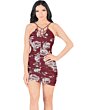 Modelo vistiendo un vestido con estampado floral en color vino con diseño fruncido y tirantes