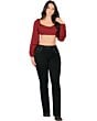 Mujer usando jeans corte bota negro con bolsillos bordados, combinados con un crop top rojo de manga larga.