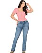 Mujer usando jeans corte bota azul claro con bolsillos bordados, combinados con un crop top rosa.
